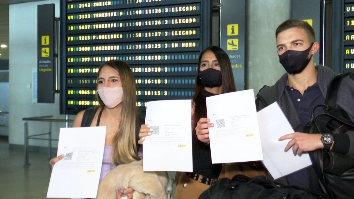 Viajeros con PCR en el aeropuerto de Valencia . FOTO: EUROPA PRESS - 