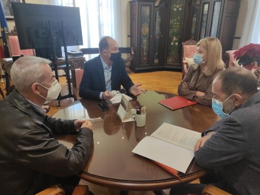 Bravo acuerda con el alcalde de Orihuela acelerar la adquisición de solares para ampliar el Palacio de Justicia