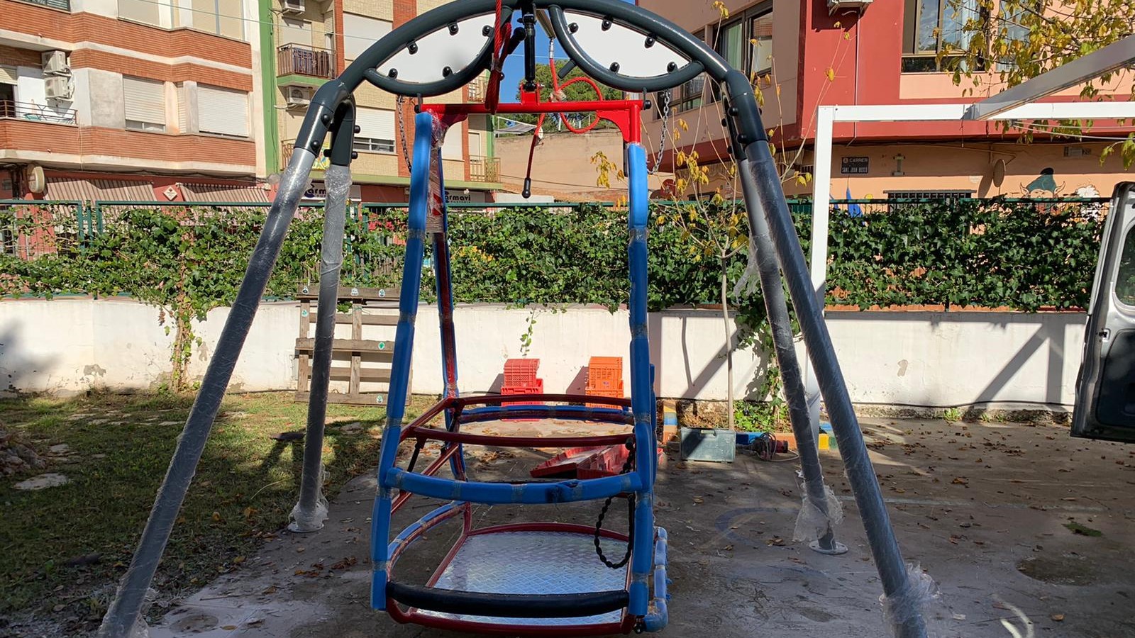 CaixaBank colabora con el colegio La Panderola con la compra de un columpio adaptado