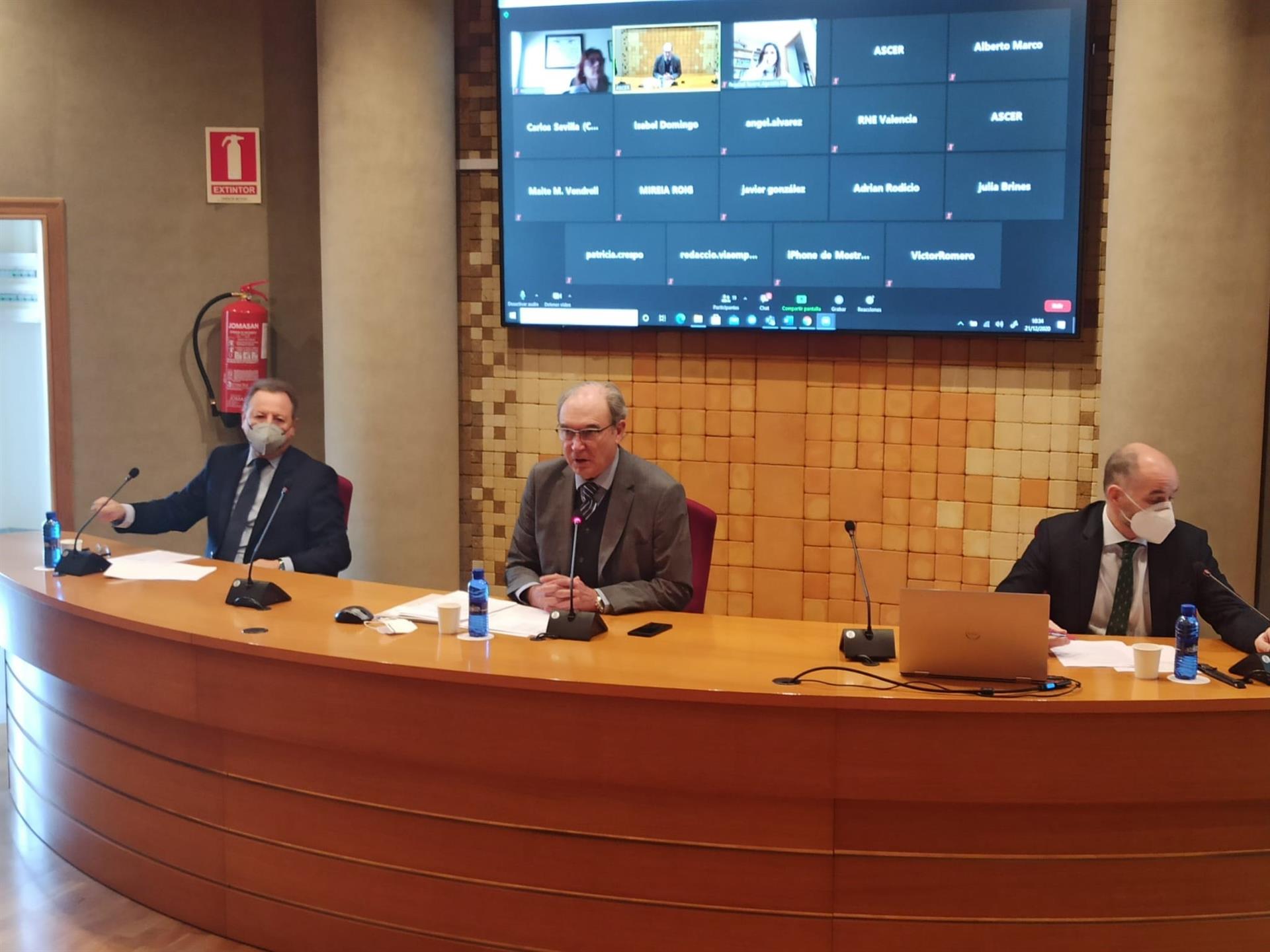 El presidente de Ascer, Vicente Nomdedeu, en el centro, junto al vicepresidente Ismael García (i), y el secretario general de la organización, Alberto Echavarría (d). - 