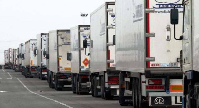 El cierre de las carreteras francesas deja a mil camioneros murcianos atrapados