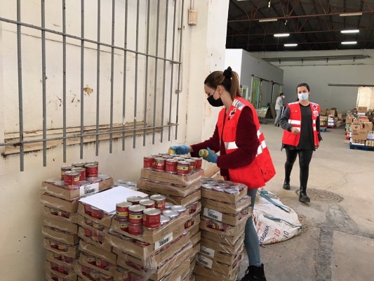 Más de 40 voluntarios de Cruz Roja reparten 40.000 kilos de alimentos 