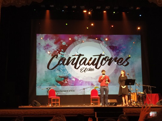 El cantante gaditano Fernando Macías gana el certamen de cantautores de Elche
