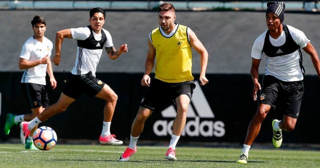 Alves y Abdennour, ausentes en el entrenamiento del Valencia