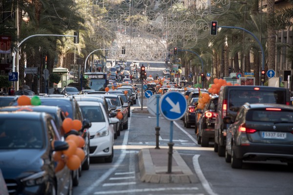 Centenares de coches participan en la protesta contra la Ley Celaá en el centro de Alicante