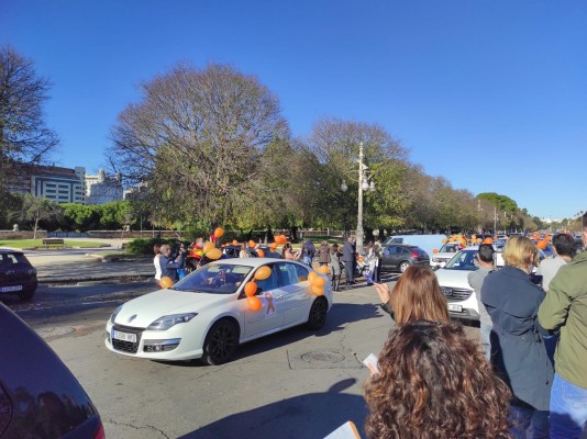 Una caravana de coches pide en València detener la ley Celaá por 