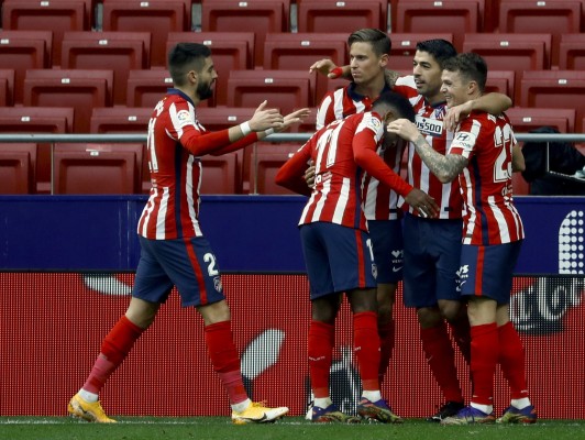 Suárez adelanta al Atlético al descanso