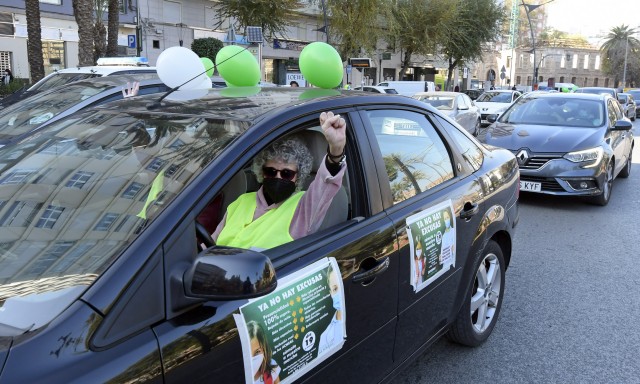 Decenas de coches y bicis se manifiestan en Murcia por la defensa de la sanidad y la educación pública