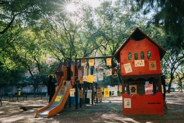 Así es la campaña para tunear los parques infantiles cerrados con carteles que generen esperanza
