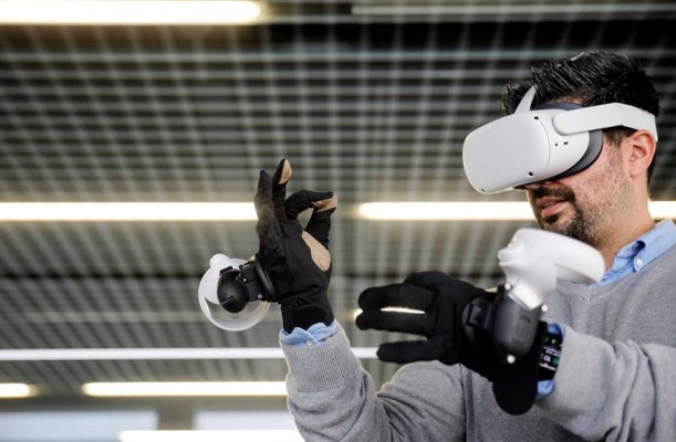Neurodigital Technologies: guantes hápticos desde València para entrenar a Pfizer con su vacuna covid