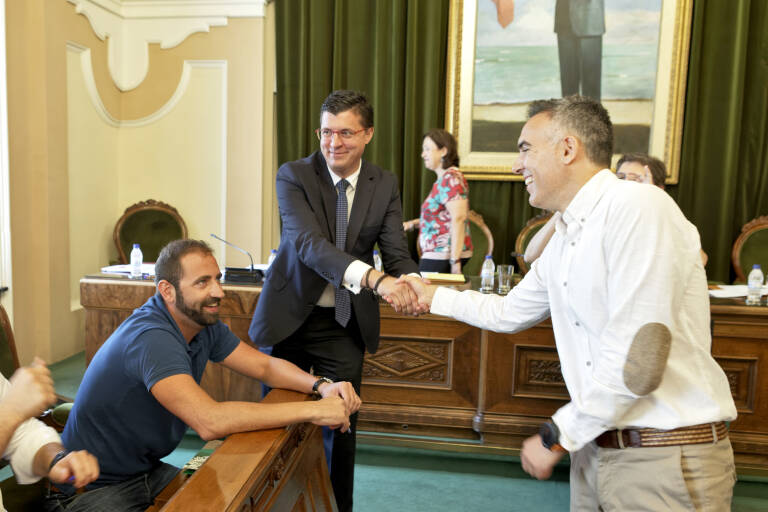 El líder de Cs, Alejandro Marín-Buck, estrecha la mano al portavoz del PSPV, David Donate. Fotos: Antonio Pradas - 