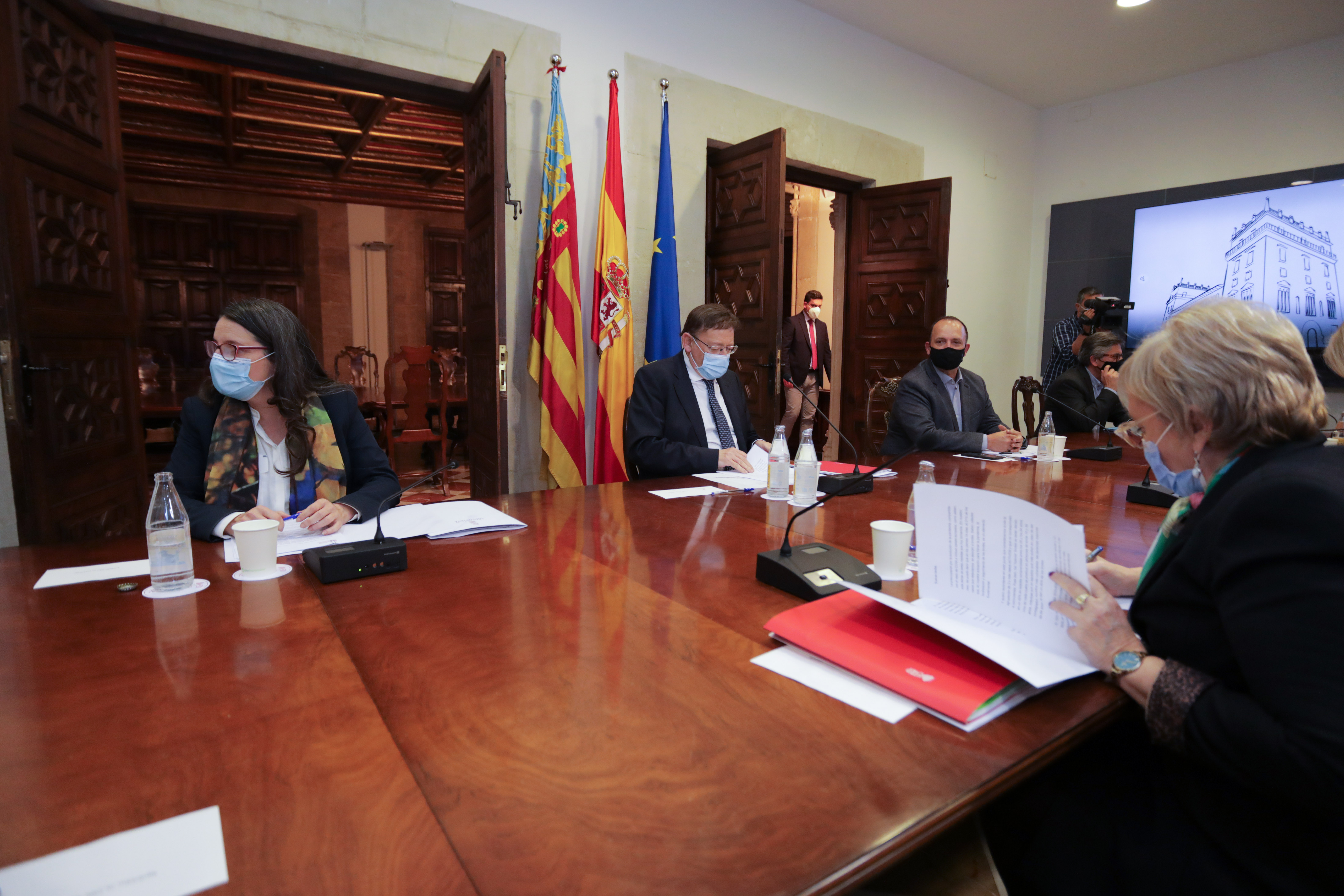 Oltra, Puig y el resto de consellers en la Mesa Interdepartamental de este jueves. Foto: GVA - 
