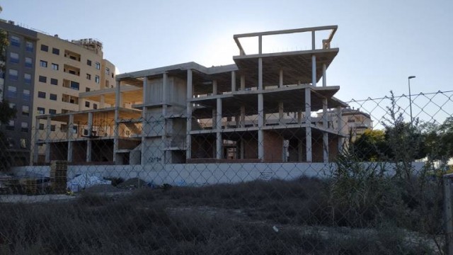Adiós a los solares insalubres de Murcia: una empresa los limpiará si los propietarios no lo hacen