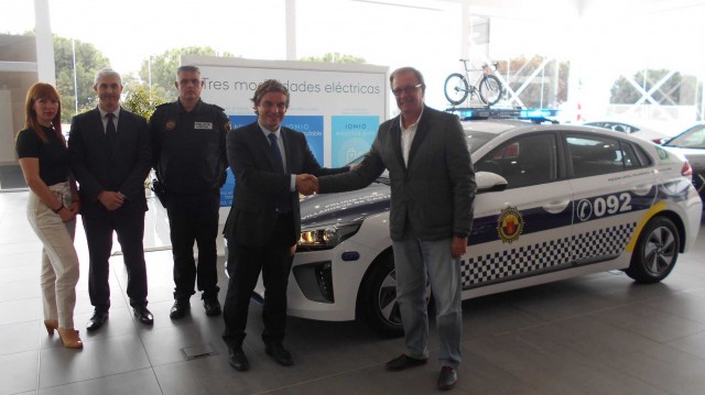 Hyundai Koryo Car entrega el primer IONIQ híbrido a un cuerpo de policía