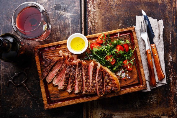 ¡Apúntate a la nueva tendencia gastronómica: comer carne de reno, canguro o camello!