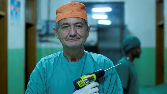 ¿Operar con un taladro eléctrico? La película documental de Gandini se estrena en DocsValència