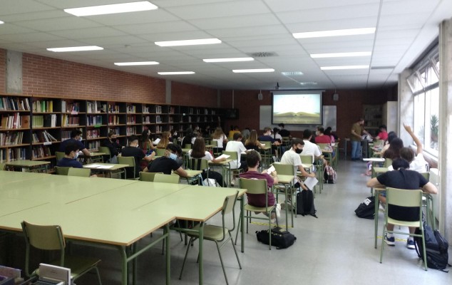 Medidas para lograr la presencialidad: el IES Benicalap acoge cada día a sus más de mil alumnos
