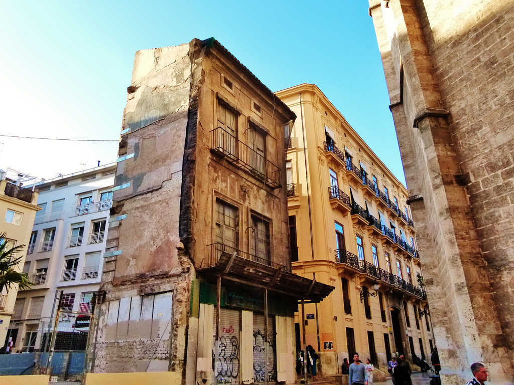 Solar y edificio del Relojero. Calle del Micalet - 