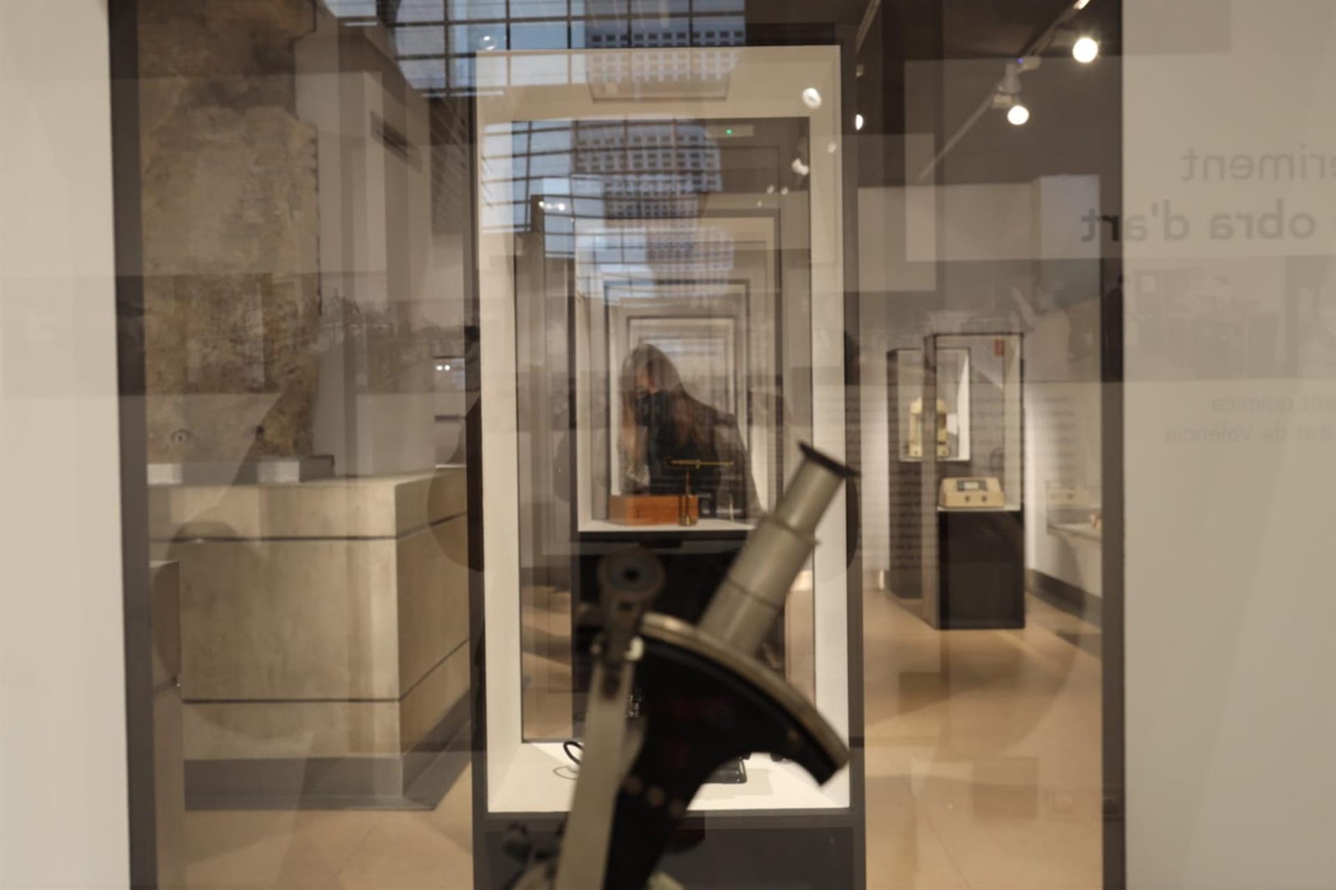 La UV reivindica el valor estético de los instrumentos científicos