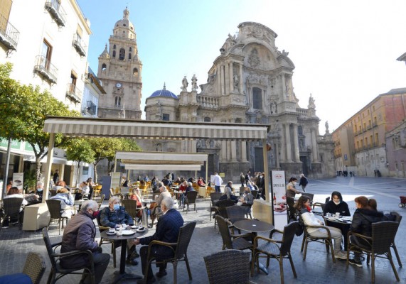 Murcia seguirá de cerca la evolución de la pandemia para lanzar nuevas ayudas a la hostelería 