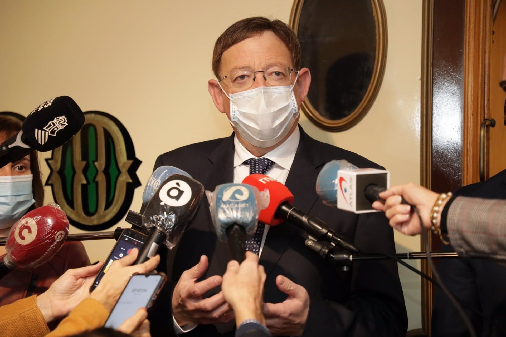 Puig atiende a los medios en su visita a Xixona. Foto: GVA - 