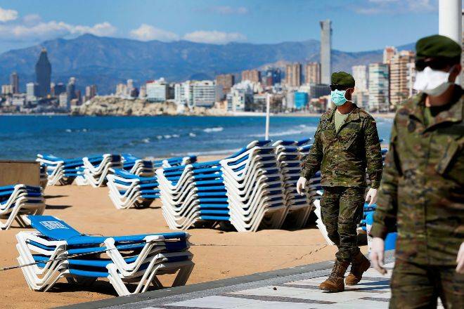 La playa de Benidorm, en uno de los días de la cuarentena. Foto MANUEL LORENZO (EFE) - 