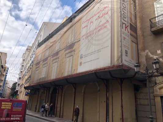 Los aparejadores rechazan la venta directa de su palacete de Alicante y optan por la tercera subasta