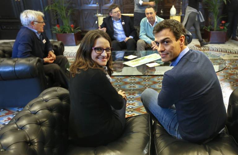 Mónica Oltra, Pedro Sánchez y, al fondo, Ribó, Puig y Baldoví en un encuentro en el ayuntamiento en marzo de 2016 - 