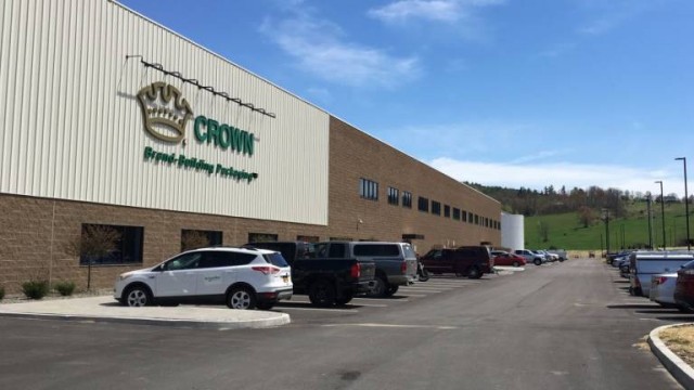 Crown Holdings, líder mundial de latas de aluminio con fábrica en València, bate récords en bolsa