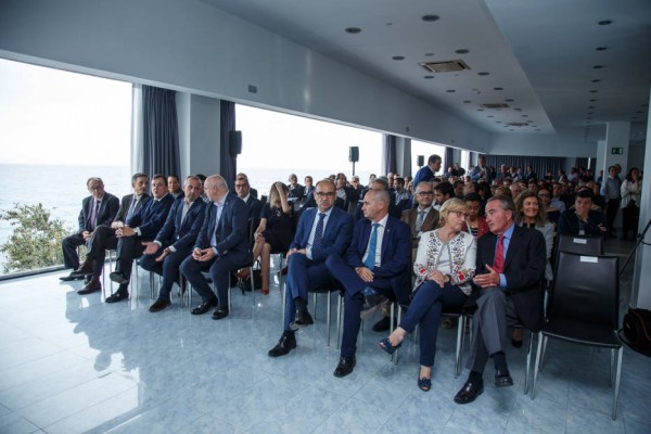 Un acto para subir la moral a la tropa socialista, con empresarios y sin los socios 