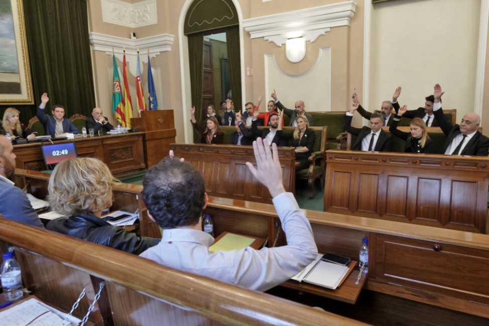 Votación de la moción sobre fiestas del PP y Cs, con el 'sí' de los ediles de Compromís. Fotos: Antonio Pradas - 
