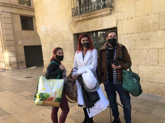 El salón de los alcaldes de Alicante, 'violentado' por un posado sensual