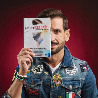 Juan Carlos Prieto reedita '+Tontheridas', un juego de palabras en formato de primer poemario