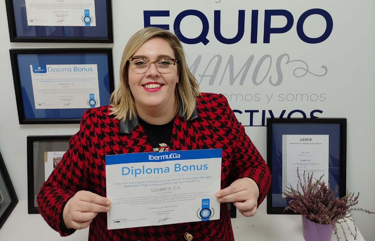 La responsable de RSC de la empresa, Beatriz Revaliente, con el galardón - 