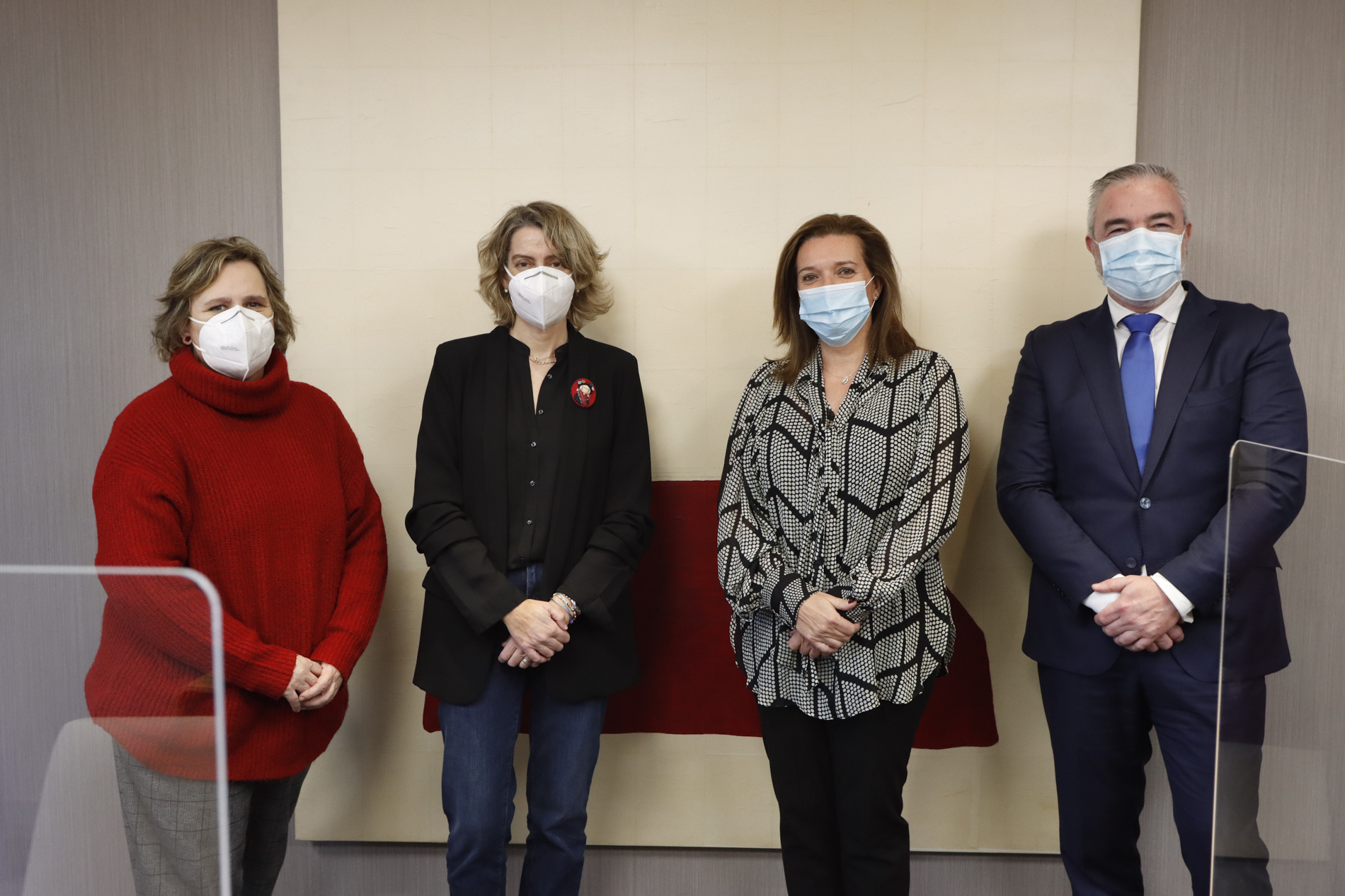 Los representantes de CaixaBank y FADEMUR durante la firma del acuerdo. - 