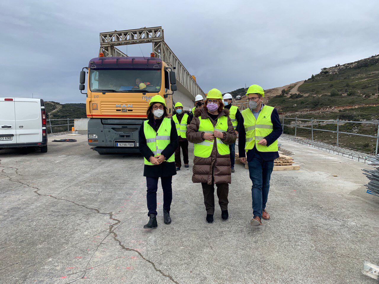 Calero visita las obras de la N-232 en Querol y destaca su 