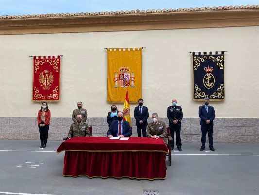Defensa y cámaras de comercio sellan un acuerdo para incorporar militares al mercado laboral