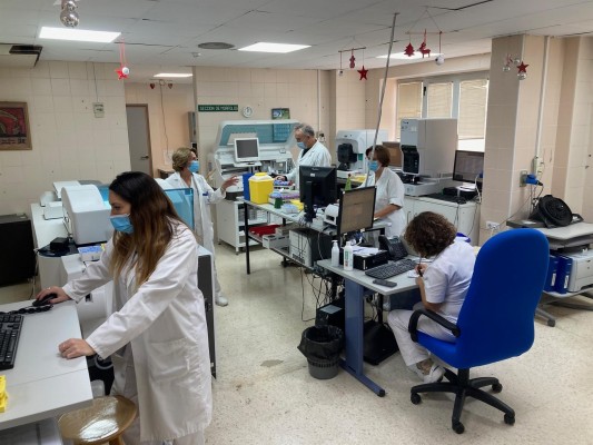 Los laboratorios de Análisis Clínicos de los hospitales Santa Lucía y Rosell renuevan su certificado de calidad
