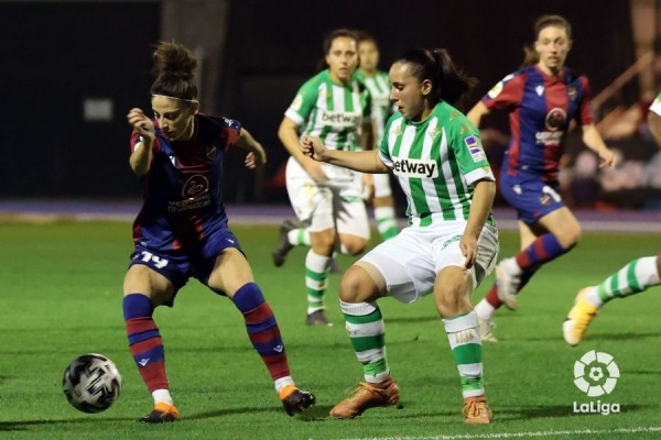 Un doblete de Esther formula el triunfo del Levante