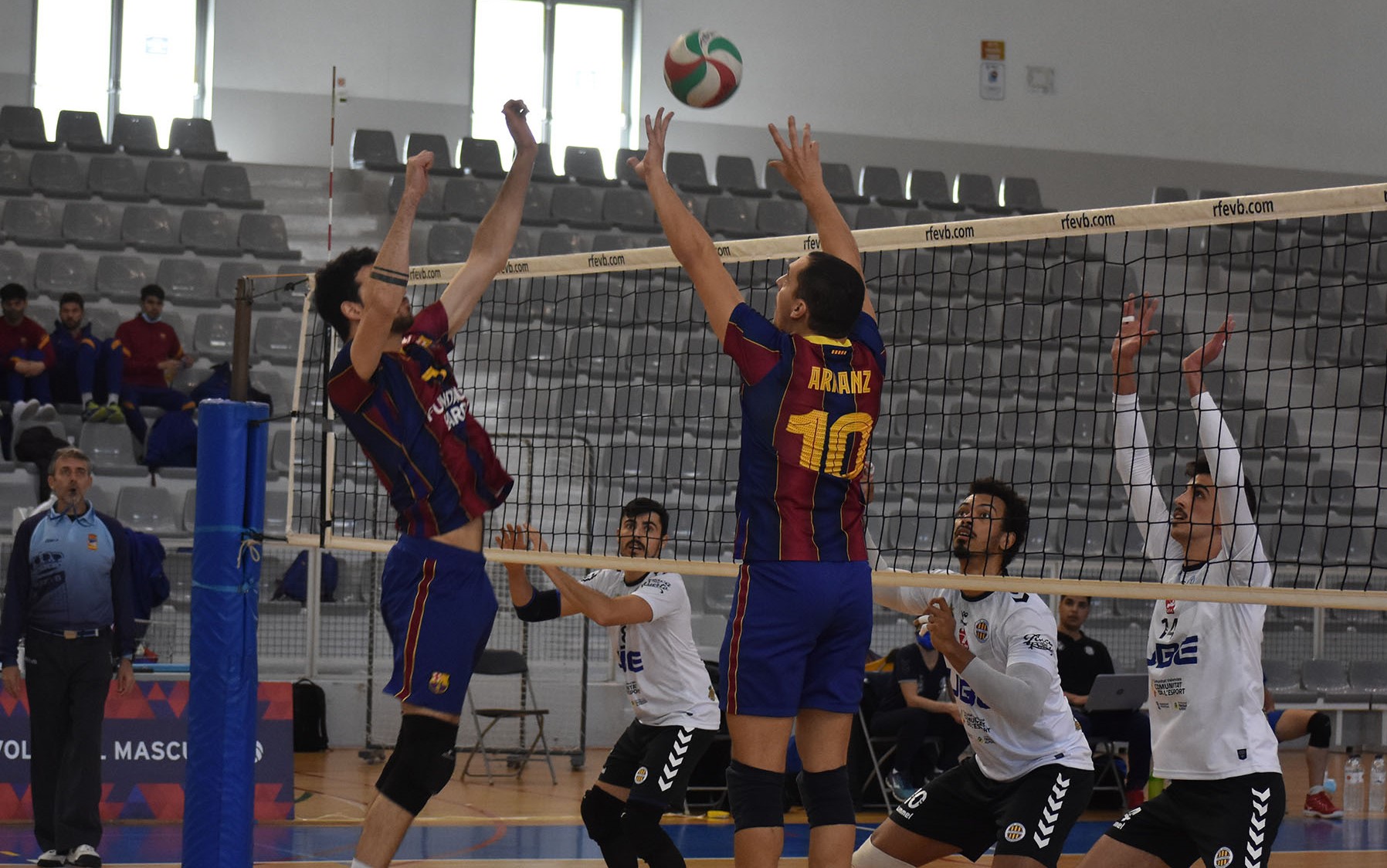 El UBE L'Illa Grau confirma su mejoría con una victoria de oro ante el Barça Voleibol (1-3)
