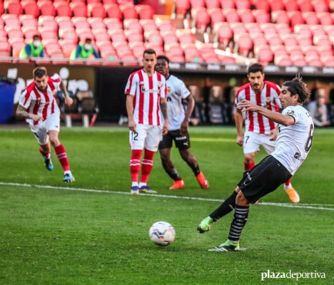 El balón parado alivia las dudas del Valencia
