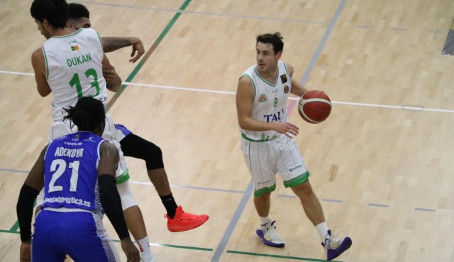 El TAU Castelló rompe la balanza en el último cuarto y se lleva la victoria ante el Almansa (52-66)