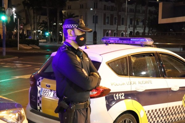 La Policía de Alicante impone 12 denuncias por incumplir el toque de queda y disuelve una fiesta en una vivienda
