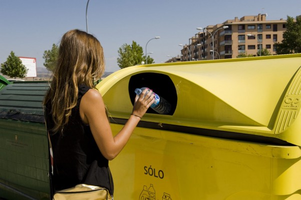 La nueva ley de residuos: agua gratis en bares si la pide el cliente y recompensa por depositar envases  
