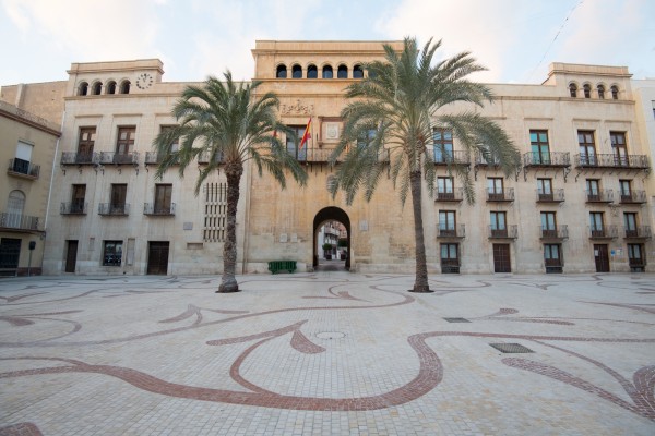Técnicos y colectivos de Elche piden evitar que la Corredora sea otra 'calle Castaños' y modificar la ordenanza 