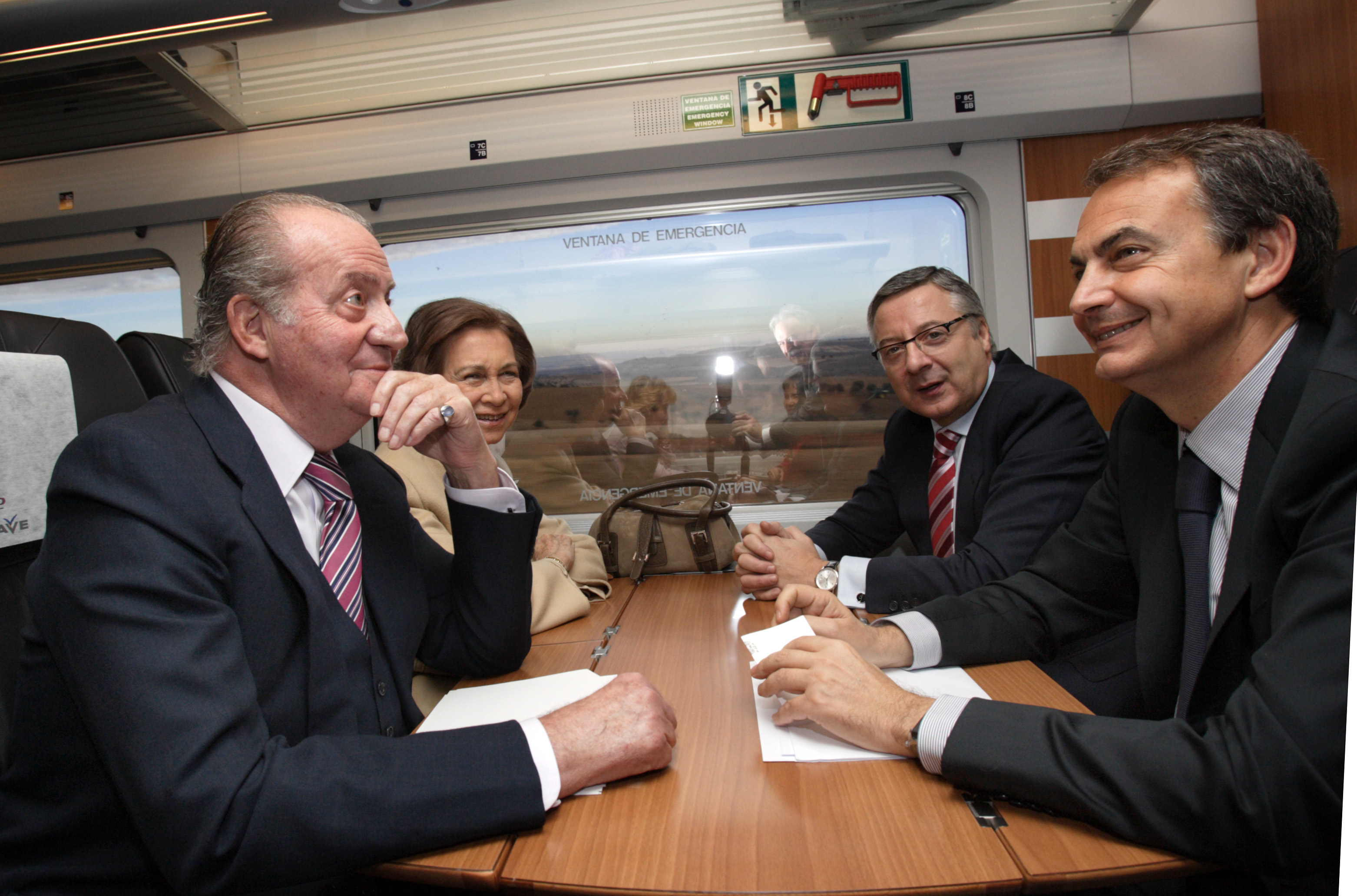 Los reyes, el presidente Rodríguez Zapatero y el ministro José Blanco en la inauguración del AVE Madrid-Valencia.  Foto: EFE - 