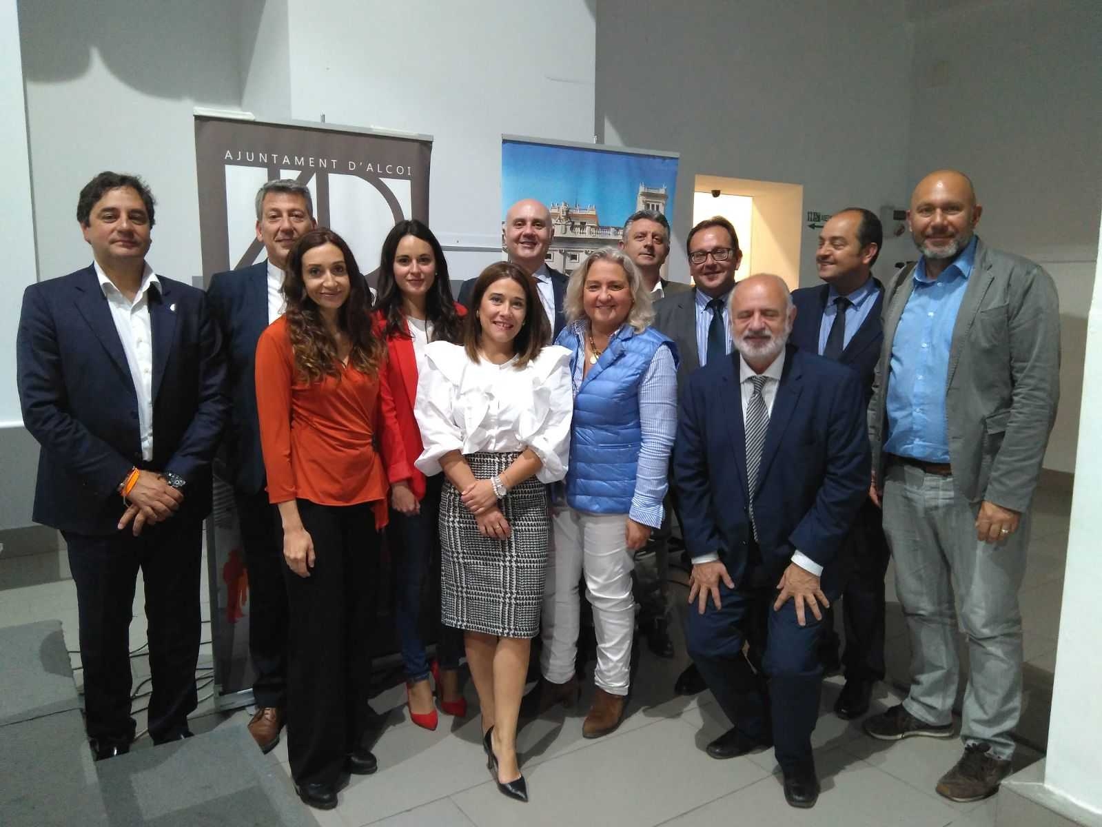 Los políticos y juristas participantes en las jornadas de Alcoy - 