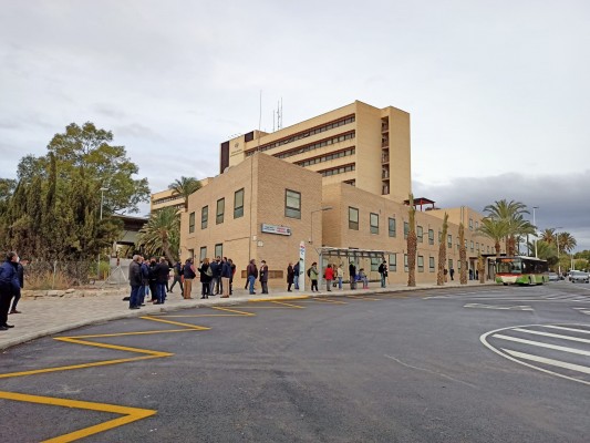 El intercambiador del Hospital General de Elche prioriza el transporte público y mejora el acceso peatonal