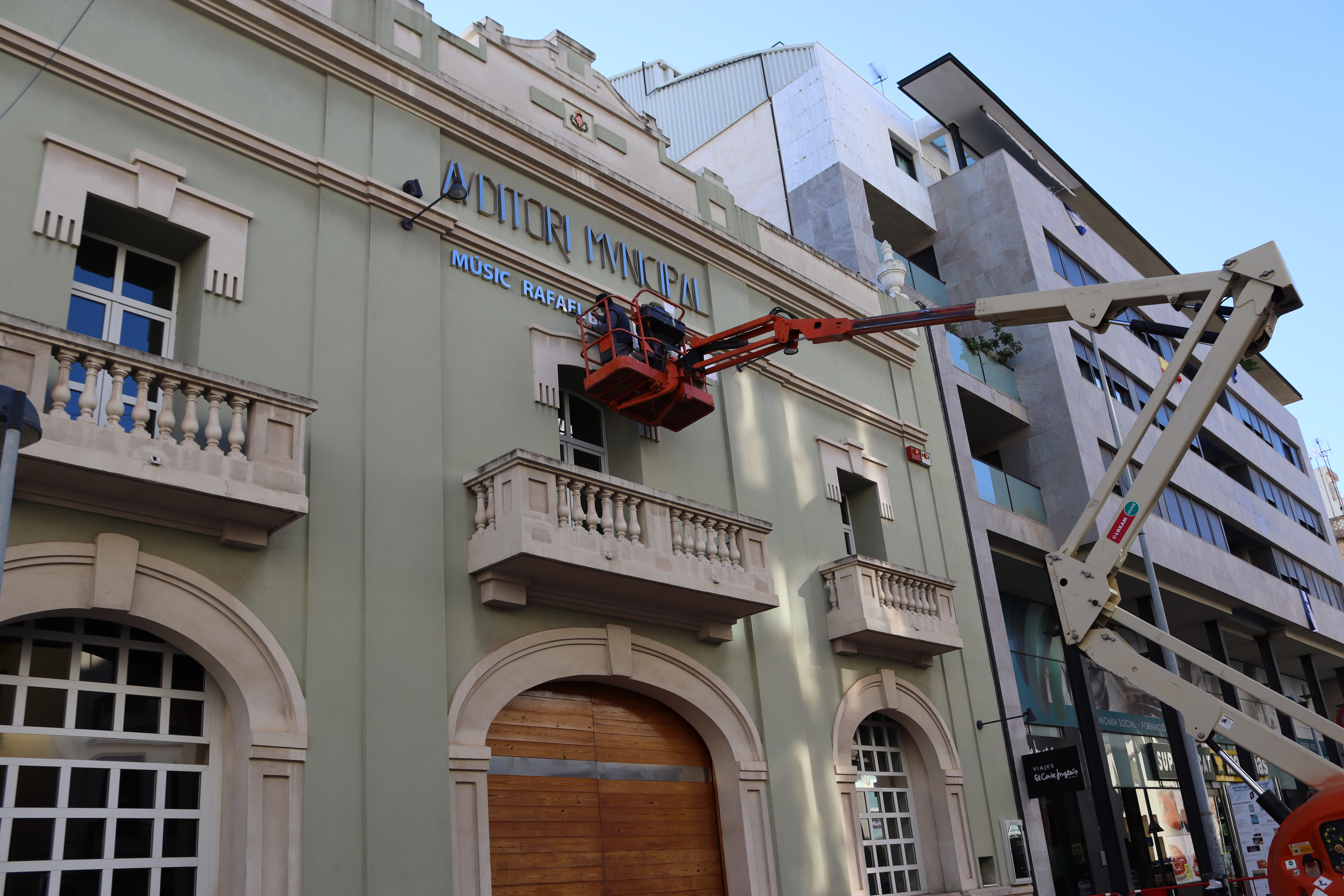 El Auditori de Vila-real ya luce el nombre completo en honor al músico local Rafael Beltrán Moner
