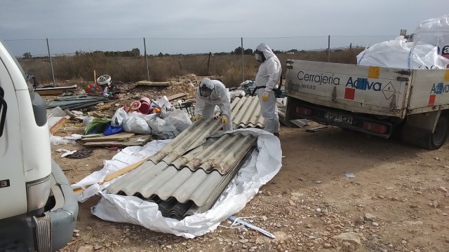 San Vicente retira una tonelada de amianto de once puntos de contenedores del municipio